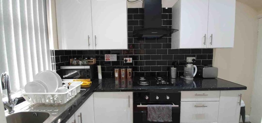 Spacious Two Bedroom House, Parking And Wifi ليدز المظهر الخارجي الصورة